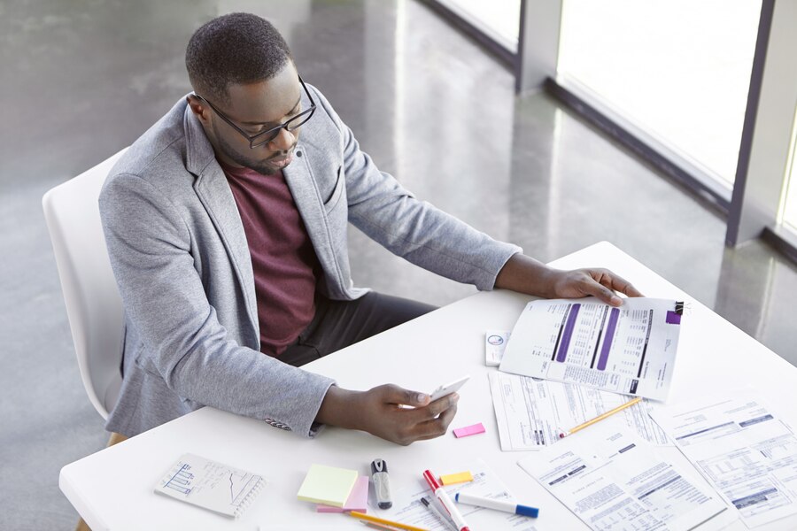 elegant-jeune-homme-travaillant-au-bureau_273609-5138